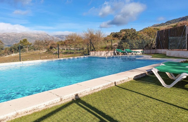 Nice home in Algatocin with WiFi