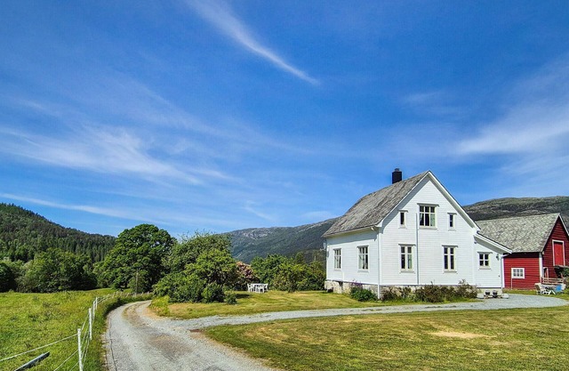Nice home in Eikelandsosen with WiFi
