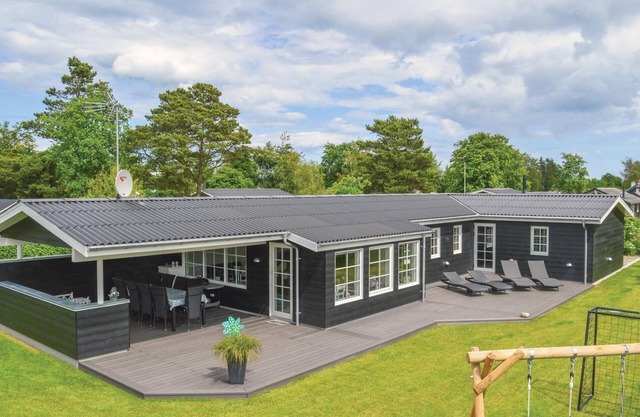 Nice home in Hadsund with WiFi