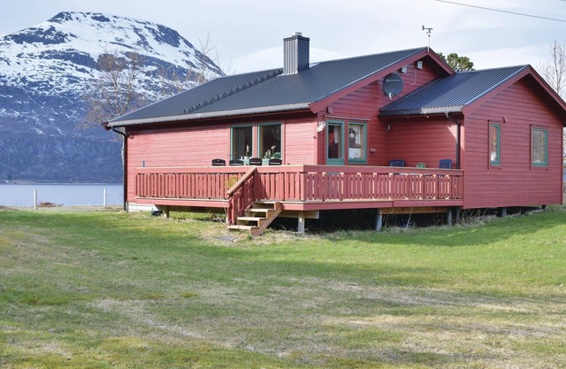 Nice home in Hol I Tjeldsund