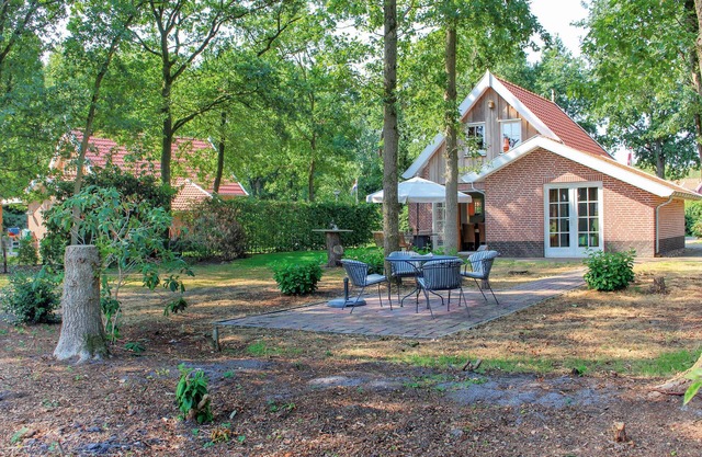 Nice home in Hoge Hexel with WiFi