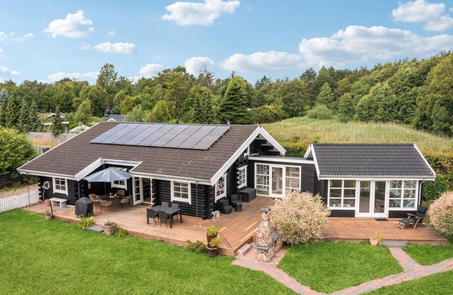 Nice home in Højby with WiFi