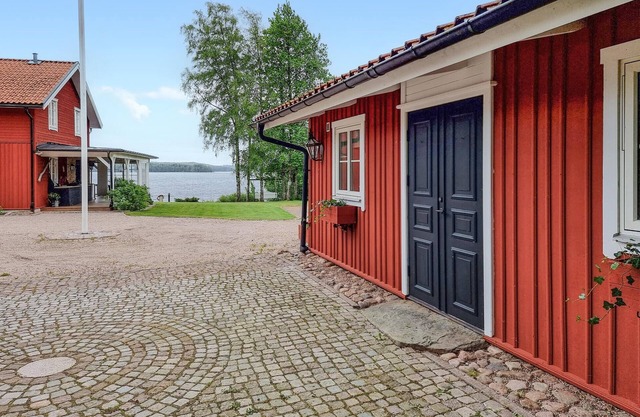 Nice home in Hökerum with WiFi