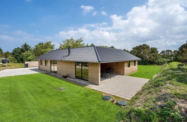Nice home in Hvide Sande with sauna
