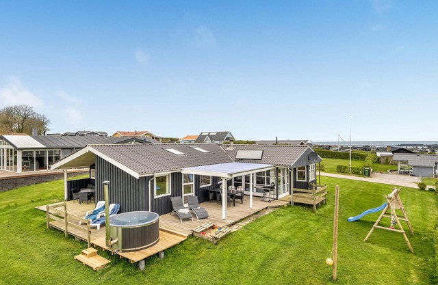 Nice home in Lemvig with WiFi