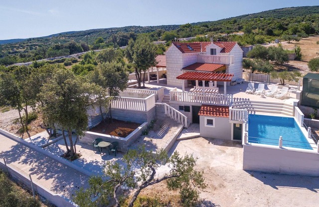 Nice home in Praznica
