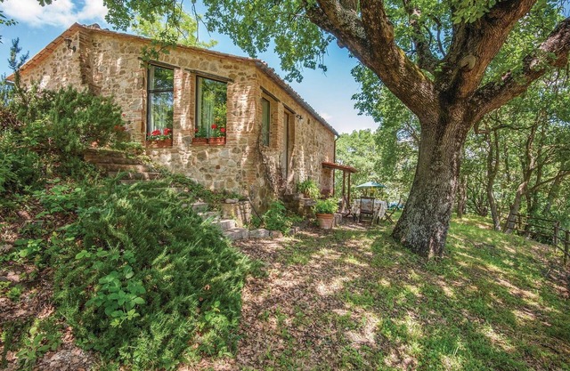 Nice home in Radicondoli -SI- with WiFi