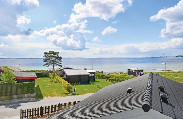 Nice home in Rønde with WiFi