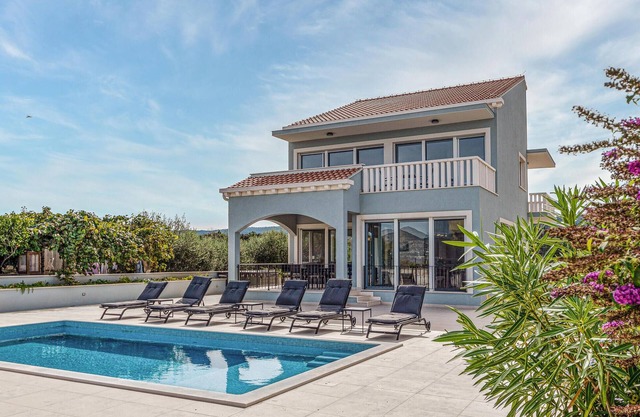 Nice home in Sreser with jacuzzi