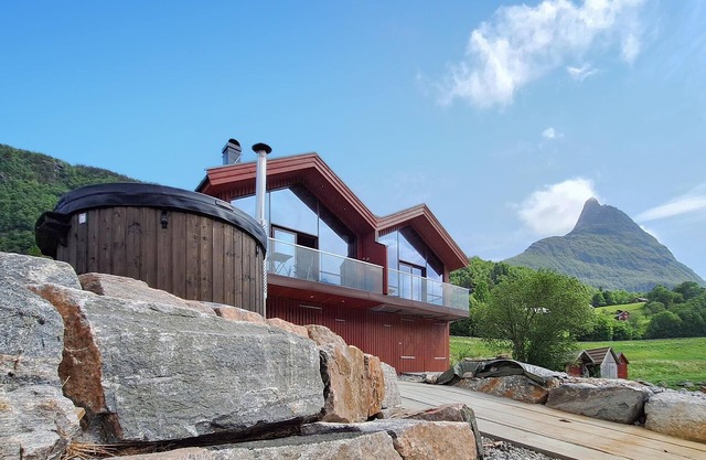 Nice home in Straumgjerde