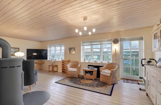 Nice home in Thyborøn with WiFi