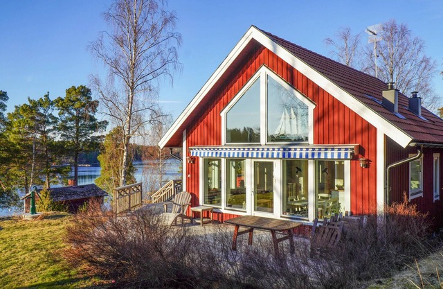 Nice home in Väto with house sea view