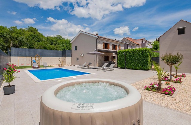 Nice home in Vinjani donji