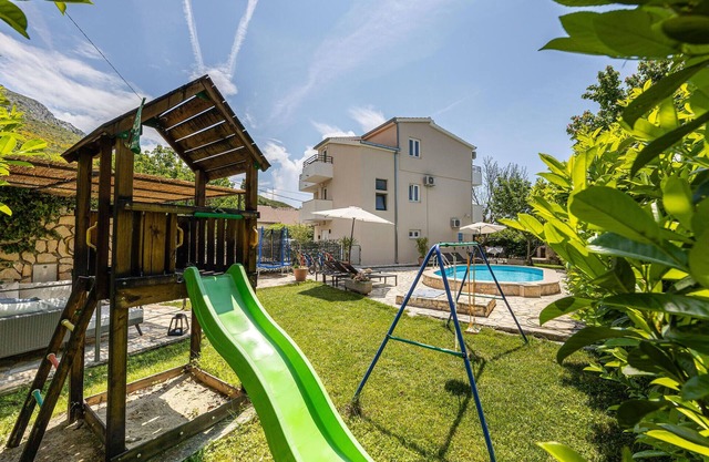 Nice home in Zrnovnica