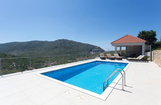 Nice home in Zrnovnica