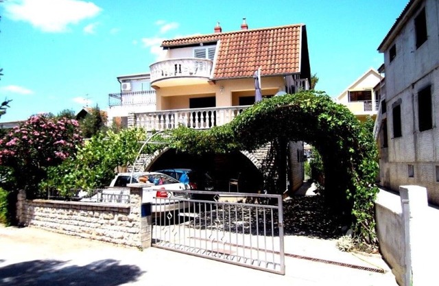 Nice house in a quiet location - only 2 apartments - sea view -ca. 30 m to the beach