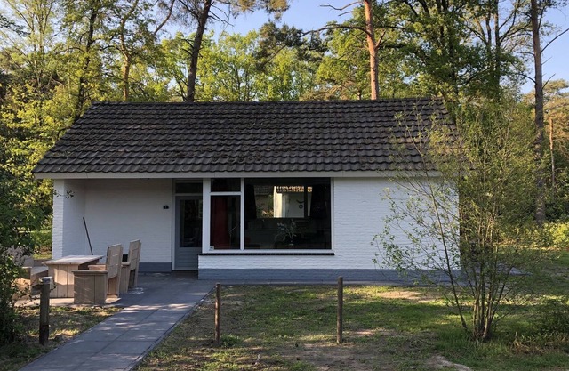 Nice house with a microwave, located near a pond