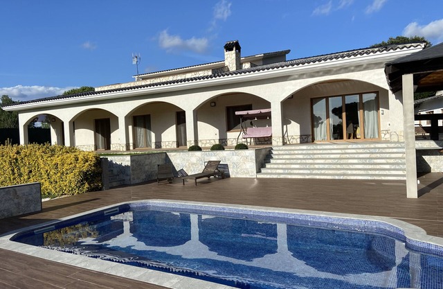 Nice house with capacity for 12 people. Private pool BBQ area and free wifi. Vivalidays Kiros.