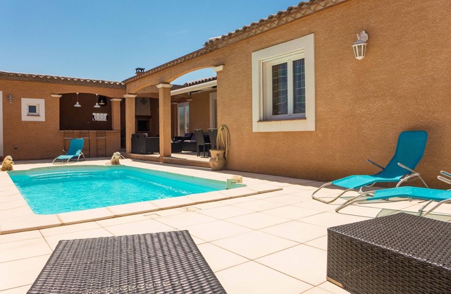Nice house with private pool in charming village crossed by the canal