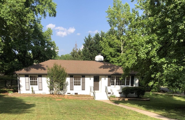 Nice Peaceful home in Charlotte! 8 mins to downtown, 1.5 miles to clt airport