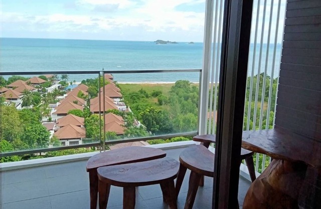 Nice Seaview Condo, Private Beach