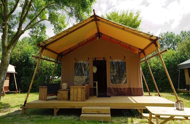Nice tent with bathroom, near a recreation area
