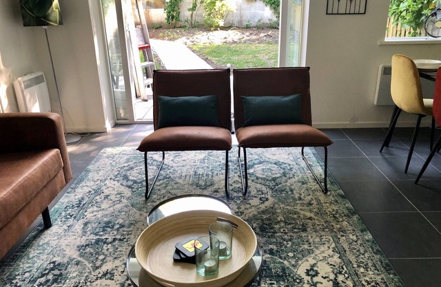 Nice, trendy furnished, vacation bungalow with fenced garden. Pets welcome!