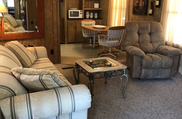 Nice vintage style with Mountain views! 55 plus community!