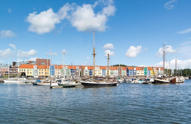 Nicely furnished 4-pers. apartment with unique harbor view located at Cape Helius holiday park.