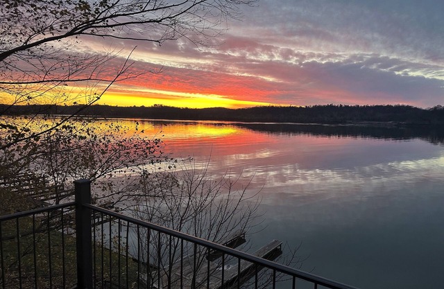Nicest 4BR River Home in Prospect! Newly Updated! Pvt dock. 2 car gar. EV chgr
