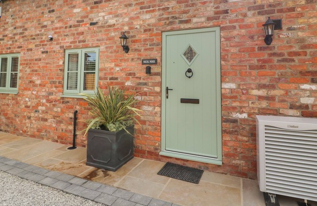 NICOL NOOK, family friendly, with hot tub in Drax, North Yorkshire