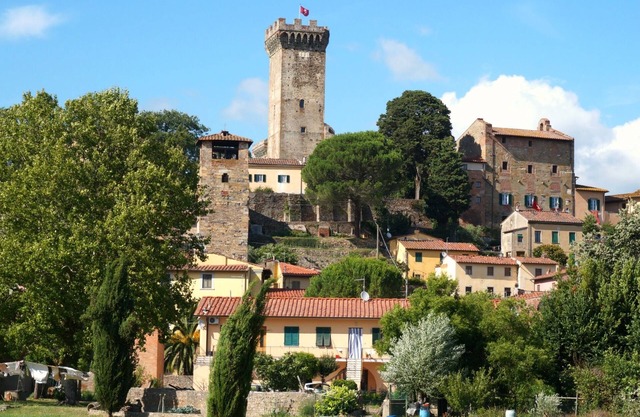 Nido Bianco, Authentic Tuscany + garden + AC, village centre. Nr Pisa/Lucca
