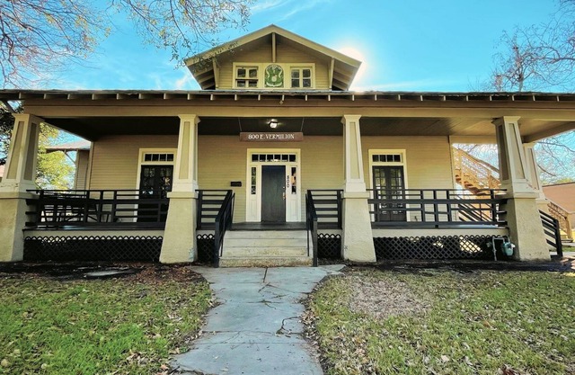 Night at the Museum-Historic home with front porch near Downtown sleeps 8