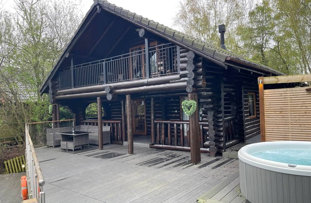 Nightingale Lodge , 2 Storey Scandinavian style lodge, Sleeps 8, Hot tub, Huge fishing deck