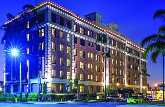 Nightlife, fine dining, corner cafés & designer boutiques!