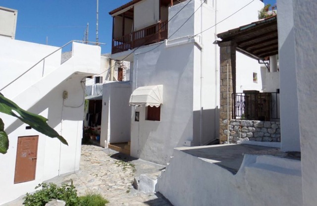 Nikos and Maria - Skyrian Traditional House