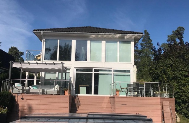 nikos house;