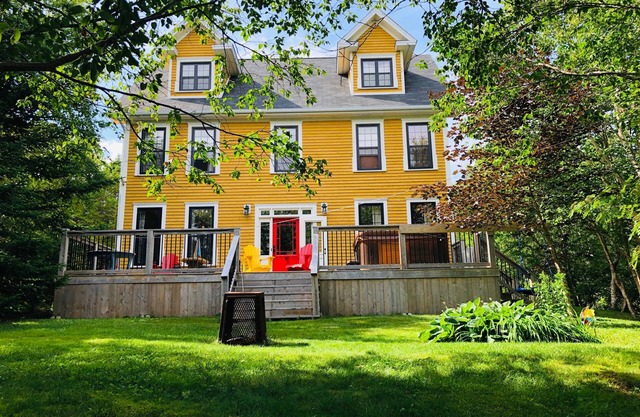 Nine Island Cottage - Lake front, Hot Tub, 45 mins from St. John's, Sleeps 14