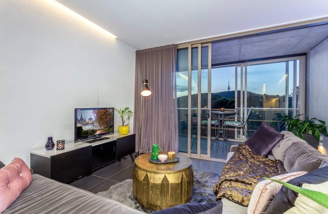 Nishi Building * Furnished Apt * Amazing Sunsets * Walk to Lake, City & ANU
