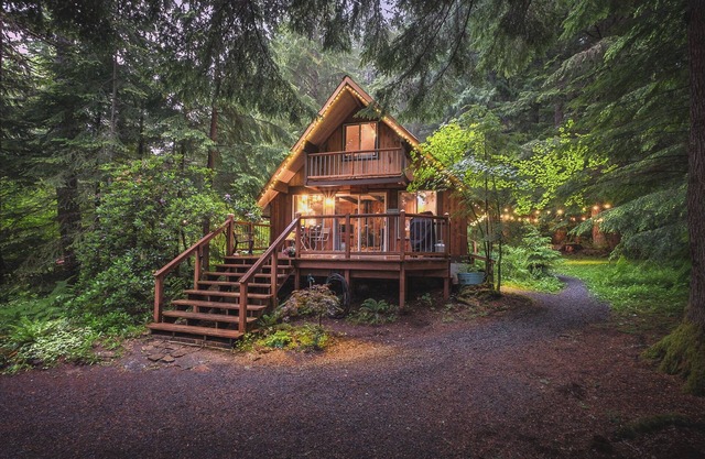 Nisqually Nest Mt Rainier hot tub and sauna