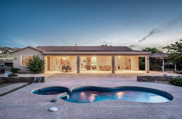 NIZHONI Pool Hot Tub Fast WiFi Spacious Family Home 10 Minutes To Lake Powell