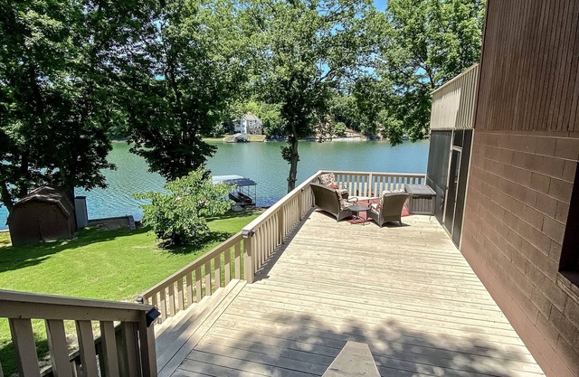 nKindra’s Lake House – Lakefront w/Dock, Screened Porch, Pet Friendly, MTB