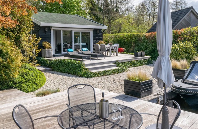 Romantic detached house directly on the waterfront