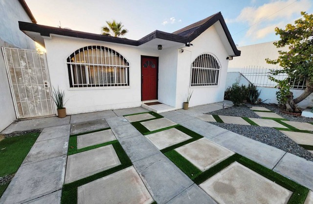 nnComfortable 3-bdr 2-bth house in Ensenada, 7 mins from beach.