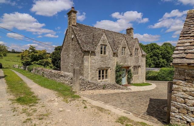 NO 1 EASTINGTON, family friendly, with open fire in Northleach