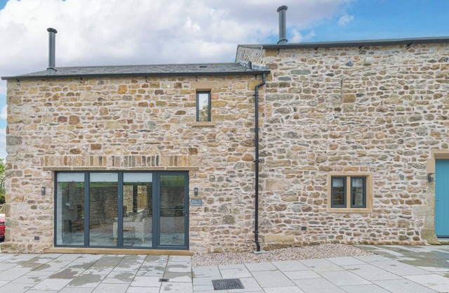 NO 1 THE COACH HOUSE, pet friendly in Thornton In Lonsdale