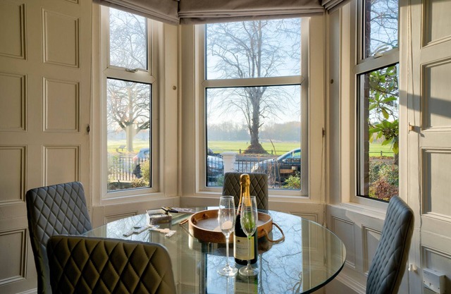 No. 1 The Manse - 2 bedroom apartment overlooking Knutsford's Heath