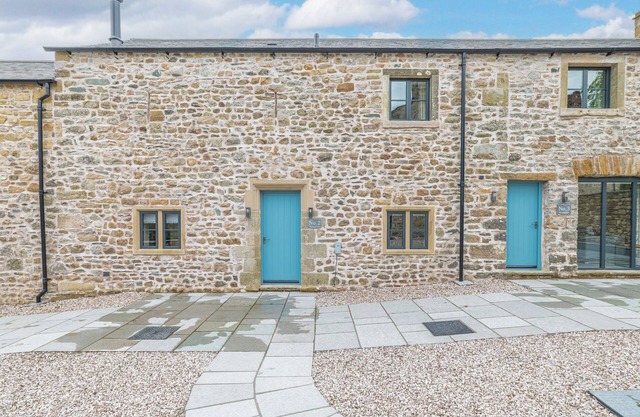NO 2 THE COACH HOUSE, pet friendly in Thornton In Lonsdale