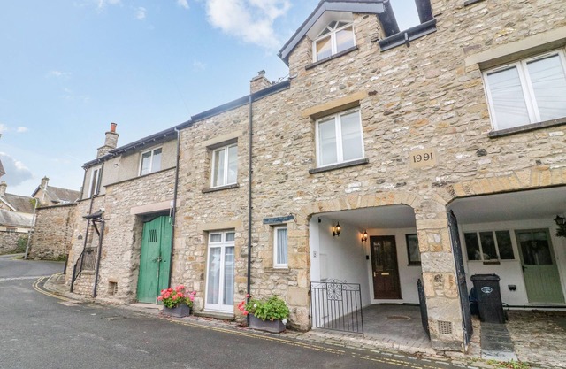 NO. 2 THE MEWS, pet friendly in Kirkby Lonsdale