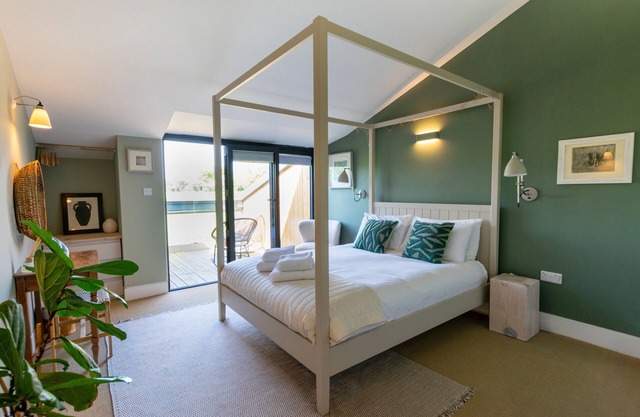 No.3 Long Barn - Three Bedroom House, Sleeps 6